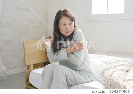 寒気がするパジャマを着た中年の女性 寒気がするパジャマを着た中年の女性 124274908
