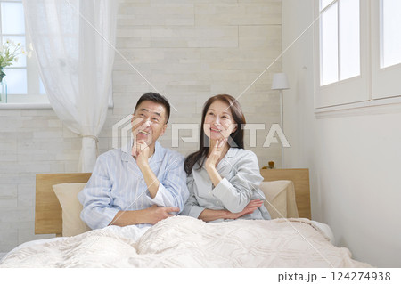 ベッドの上で想像する中年の夫婦 124274938