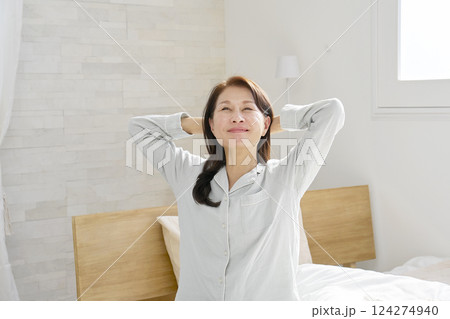 中年の女性　伸び　起床 124274940