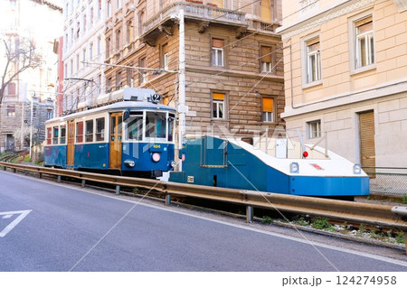 トリエステの路面電車の後押しケーブルカー　トラム　イタリア　ヨーロッパ 124274958