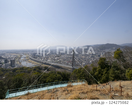 春霞に覆われた街の風景 124275082