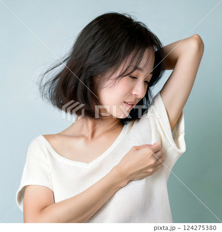 脇の下の臭い、ワキガを気にする可愛い女性 124275380