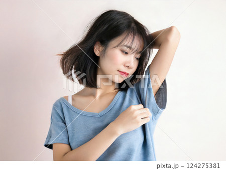 ワキガを気にする女性　デオドラント 124275381