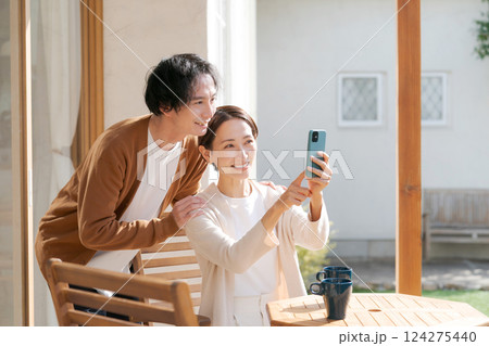 スマホを見る男女 スマホを見る男女 124275440