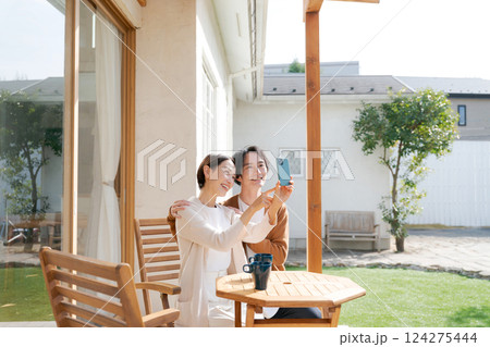 スマホを見る男女 124275444