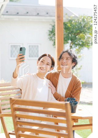 スマホを見る男女 124275457