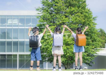 屋外を歩くランドセルを背負った小学生　　 124275480