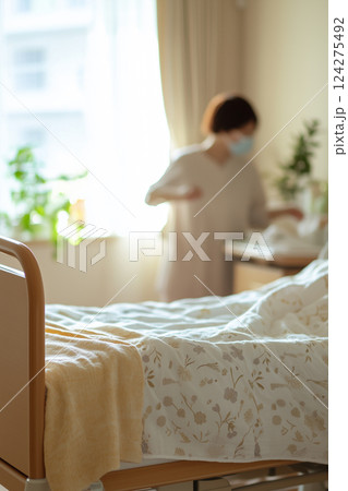 生活感のある部屋と介護ベッドのイメージ｜医療・介護施設・福祉設備 124275492