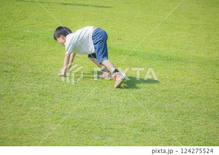 芝生に寝転がる男の子　 124275524