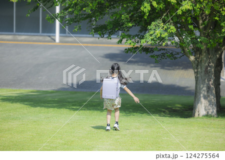 屋外を歩くランドセルを背負った小学生　 　 124275564