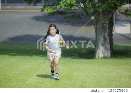 屋外を歩くランドセルを背負った小学生　 　 124275566