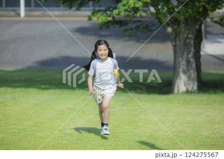 屋外を歩くランドセルを背負った小学生　 　 124275567