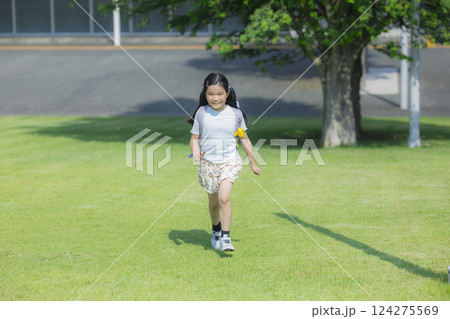 屋外を歩くランドセルを背負った小学生　 　 124275569