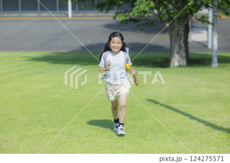 屋外を歩くランドセルを背負った小学生　 　 124275571