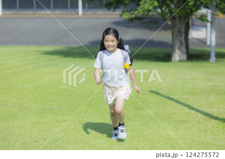 屋外を歩くランドセルを背負った小学生　 　 124275572