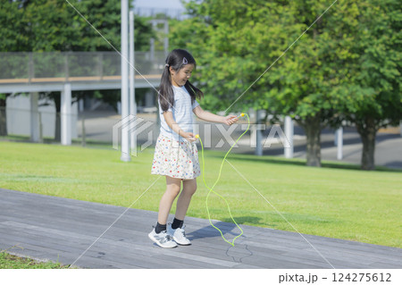 縄跳びをする小学生　　 124275612