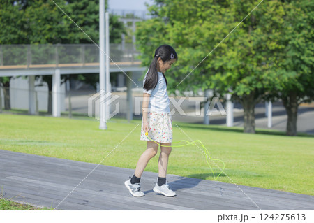 縄跳びをする小学生 縄跳びをする小学生 124275613