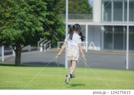 縄跳びをする小学生　　 124275615