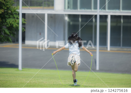 縄跳びをする小学生 縄跳びをする小学生 124275616