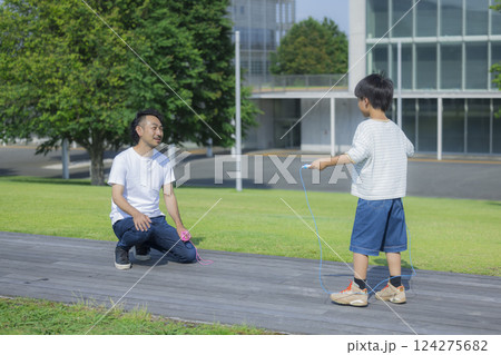 縄跳びをする小学生　　　 124275682