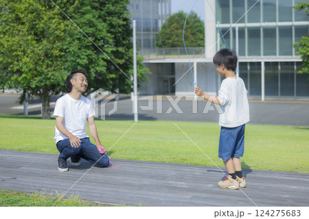 縄跳びをする小学生　　　 124275683