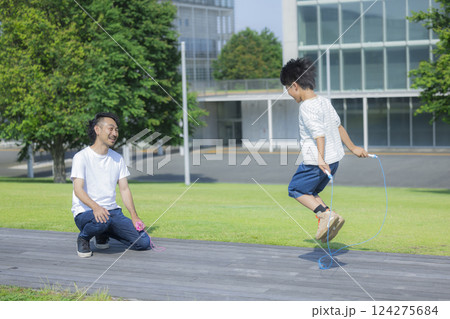 縄跳びをする小学生　　　 124275684