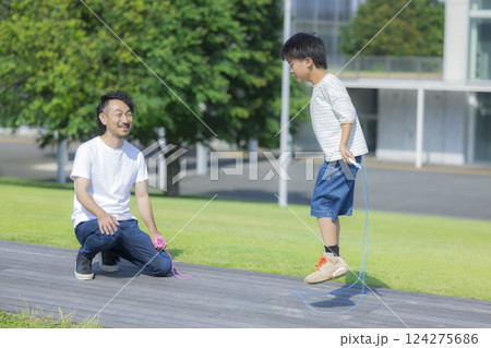 縄跳びをする小学生　　　 124275686
