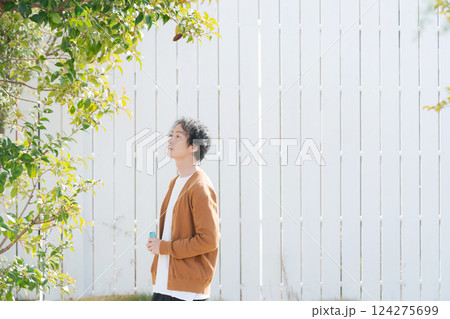 庭でタバコを吸う男性 124275699