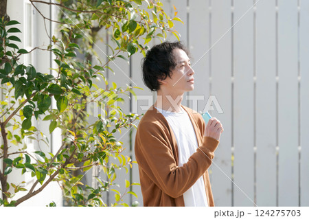 庭でタバコを吸う男性 庭でタバコを吸う男性 124275703