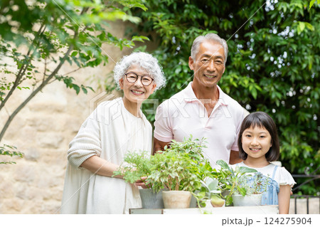 ガーデニングをするシニア夫婦と子供 124275904
