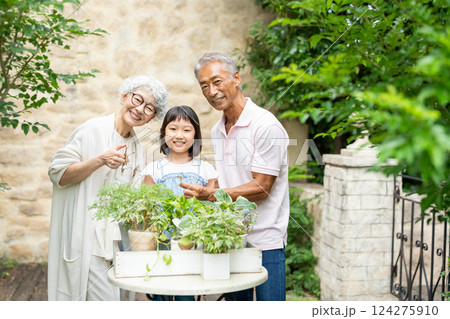 ガーデニングをするシニア夫婦と子供 124275910