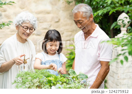 ガーデニングをするシニア夫婦と子供 124275912