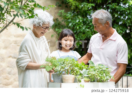 ガーデニングをするシニア夫婦と子供 ガーデニングをするシニア夫婦と子供 124275918