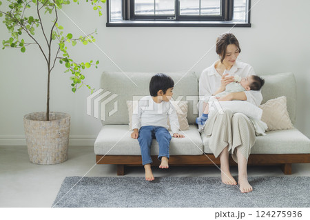 リビングでくつろぐ家族 124275936