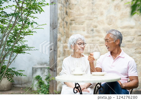 庭でコーヒーを飲むシニア夫婦 124276280