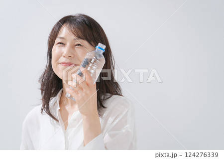 笑顔で水を飲む女性 124276339