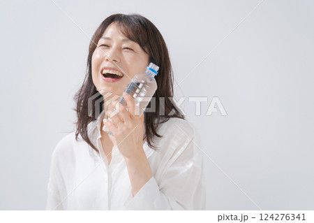 笑顔で水を飲む女性 124276341