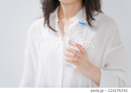 ペットボトルの水を持つ女性 ペットボトルの水を持つ女性 124276342