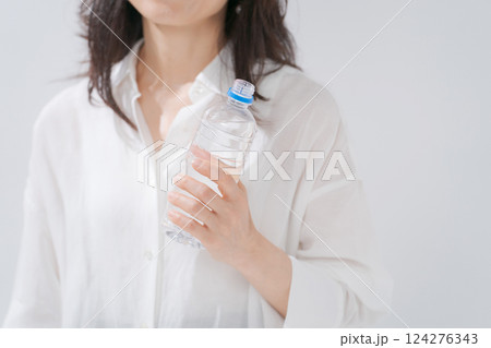 ペットボトルの水を持つ女性 124276343