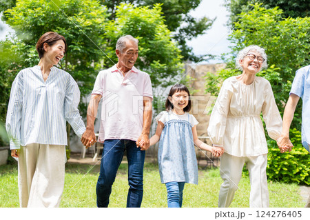 手を繋ぐ三世代家族 124276405