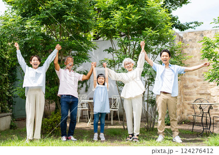 手を繋ぐ三世代家族 124276412