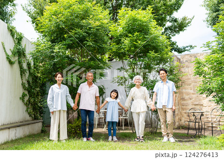 手を繋ぐ三世代家族 124276413