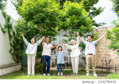 手を繋ぐ三世代家族 124276414