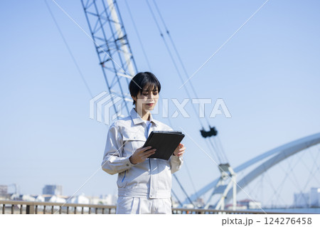 建設現場の作業服の女性　　 124276458