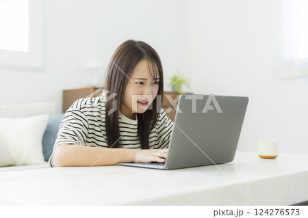 リビングでパソコンを使う若い女性 124276573