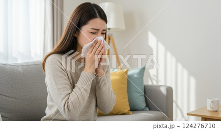家のリビングで花粉症に悩む女性 124276710