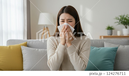 家のリビングで花粉症に悩む女性 124276711