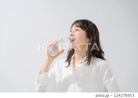 水を飲む女性 水を飲む女性 124276953
