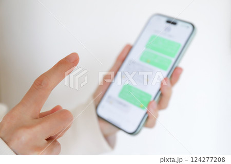 メッセージをやり取りする手元 124277208