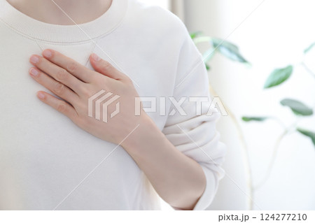 胸に手を当てる女性 124277210